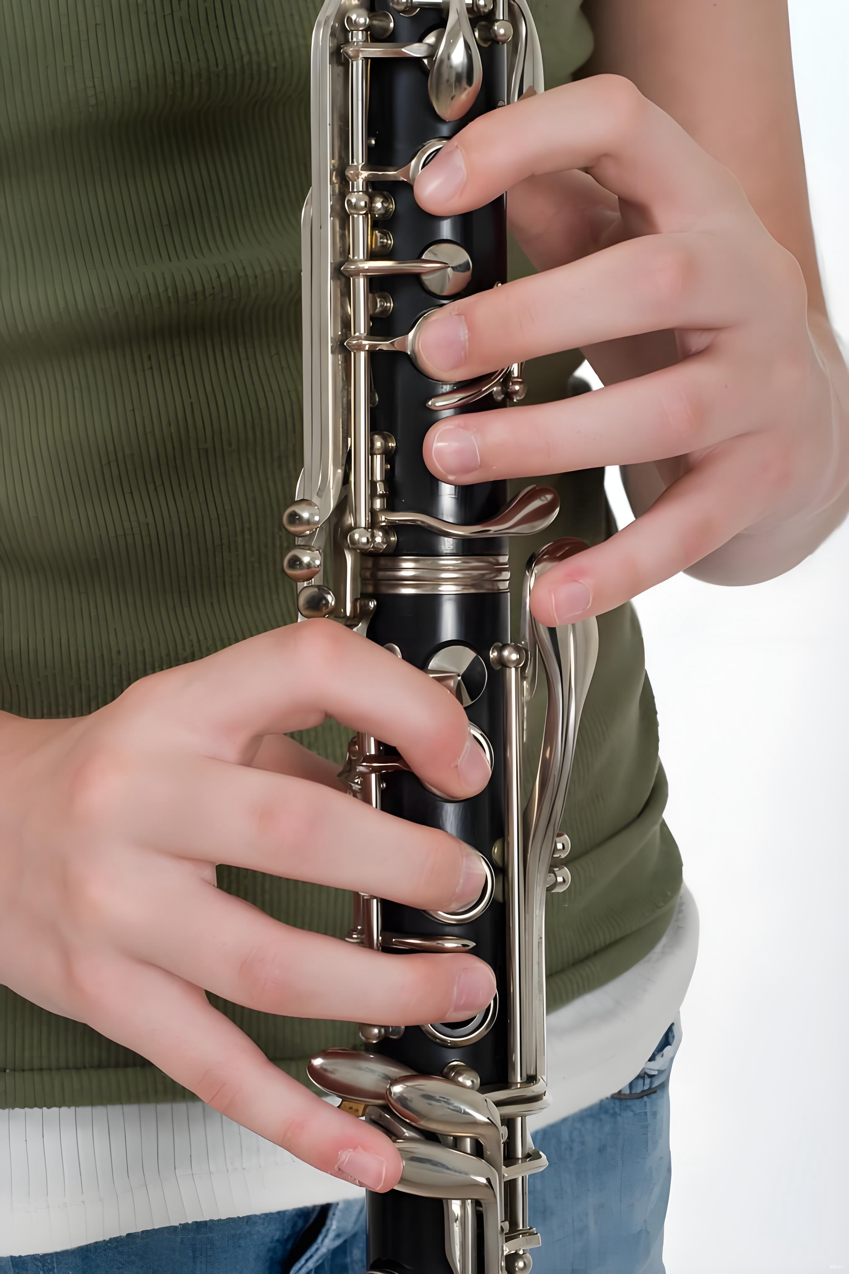 How to hold clarinet correctly - side view with hand position